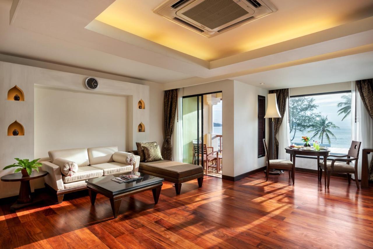 Patong Paragon Resort & Spa Sha Extra Plus Eksteriør billede A living room in a suite at the Royal Garden Villas