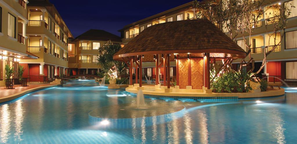 Patong Paragon Resort & Spa Sha Extra Plus Eksteriør billede The swimming pool at the Royal Thai Suite